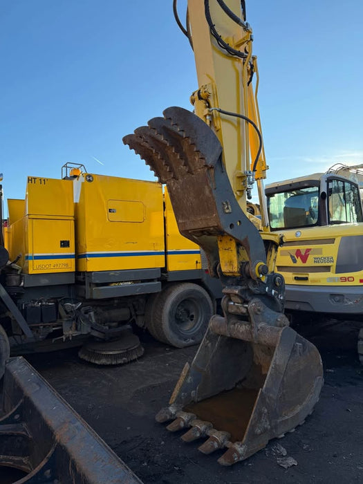 2022 Komatsu USLC - 11 for sale ref 16592218 - MachineryBroker.com